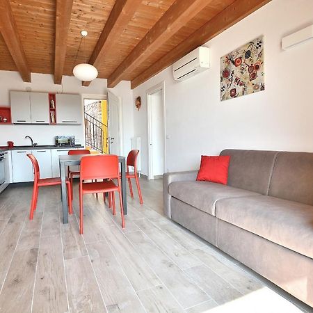 Red Apartment In Marciaga Di コステロマーノ エクステリア 写真