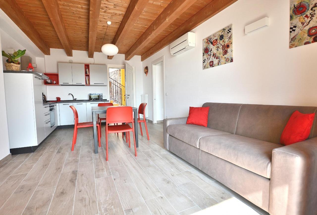 Red Apartment In Marciaga Di コステロマーノ エクステリア 写真
