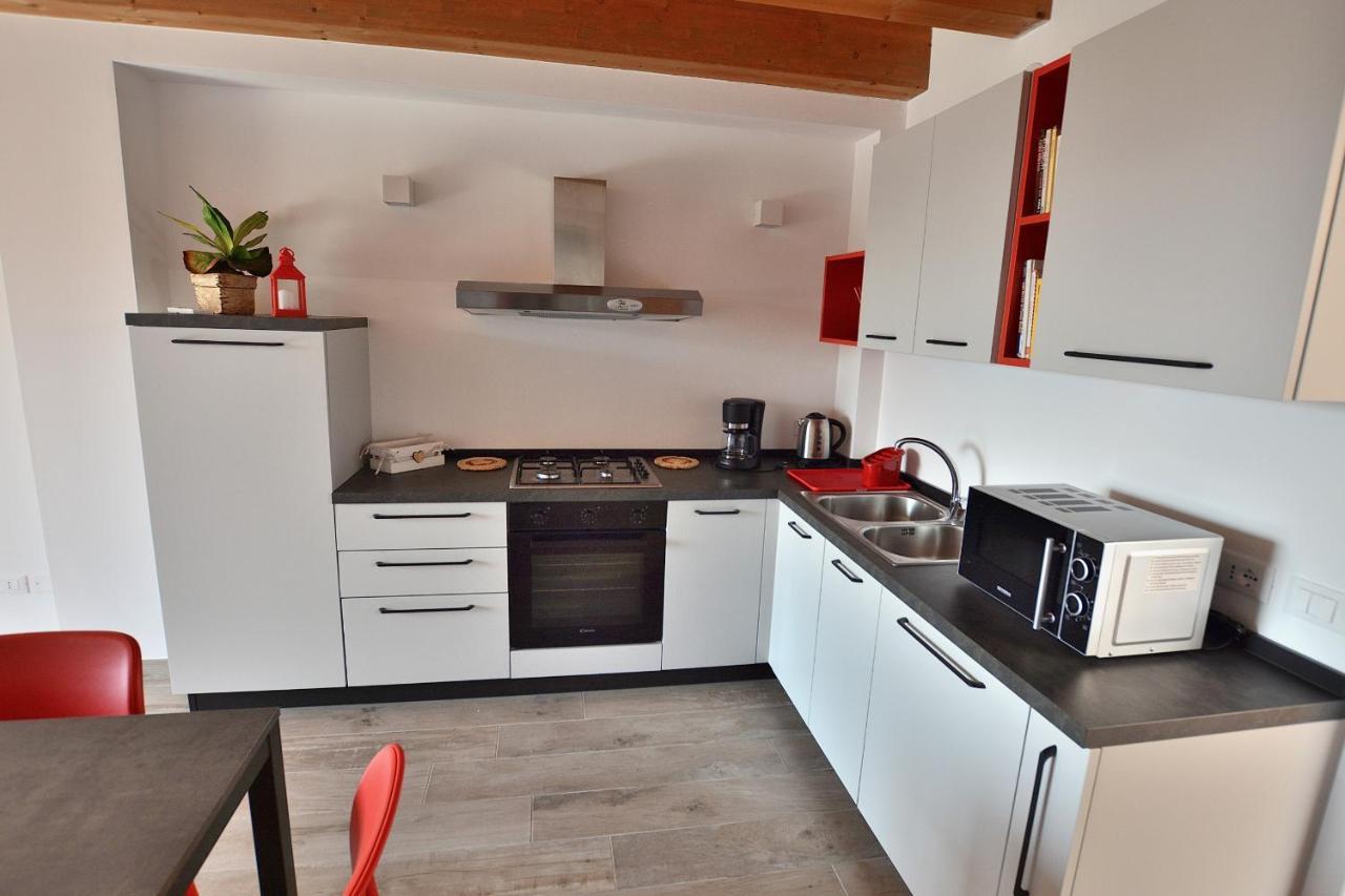 Red Apartment In Marciaga Di コステロマーノ エクステリア 写真
