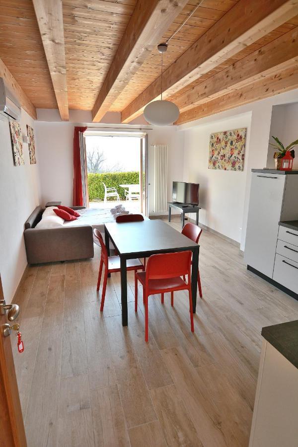 Red Apartment In Marciaga Di コステロマーノ エクステリア 写真